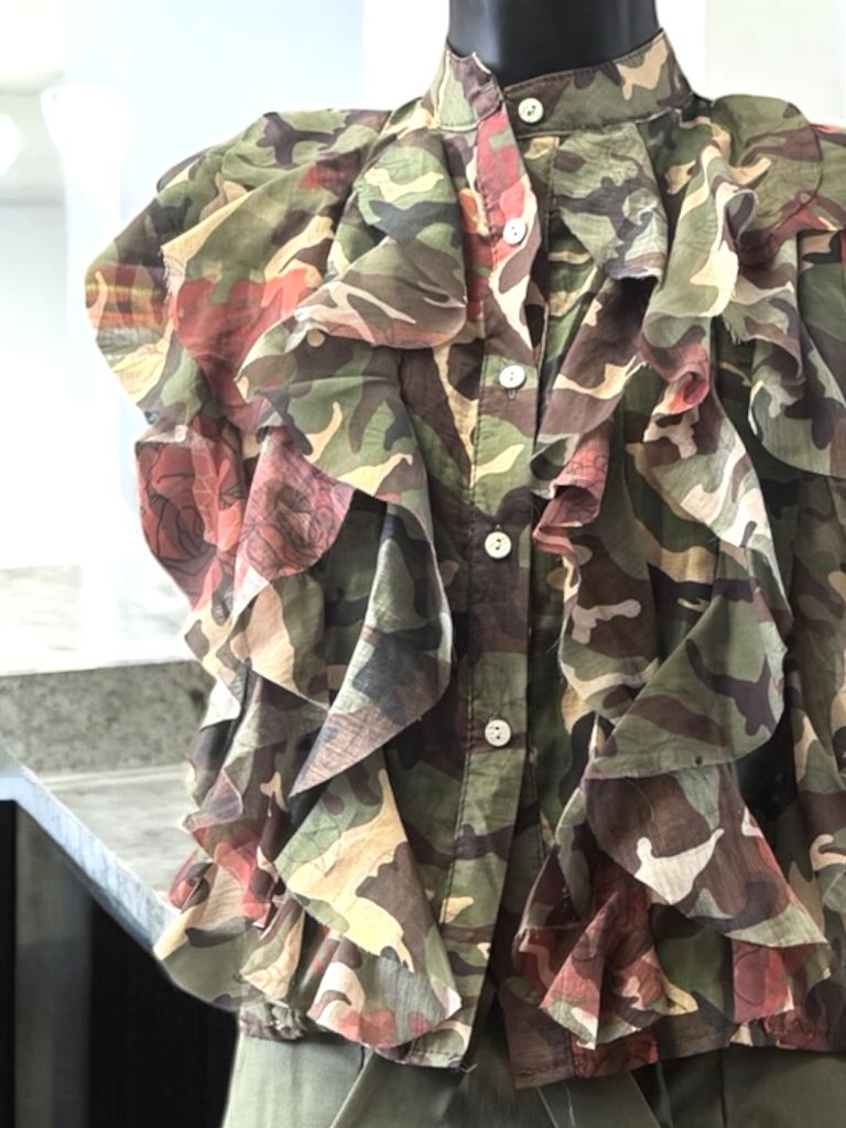 CAMICIA SMANICATA CON VOLANT